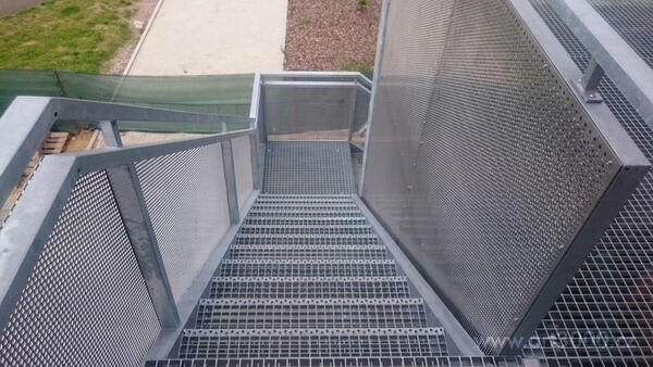 Pozinkované schodiště s opláštěním