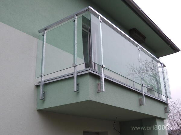 Balkonové zábradlí ze skla s ocelovými sloupky a madlem