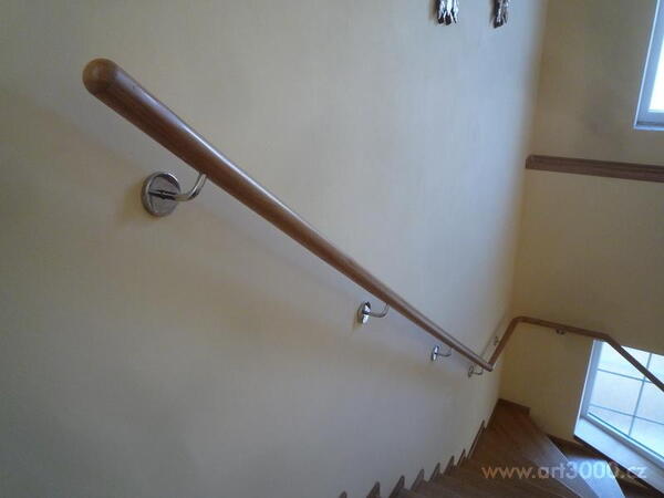 Dřevěná madla na zábradlí a schodiště s úchyty na zeď