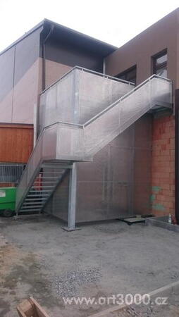 Výroba a instalace pozinkovaného schodiště s opláštěním