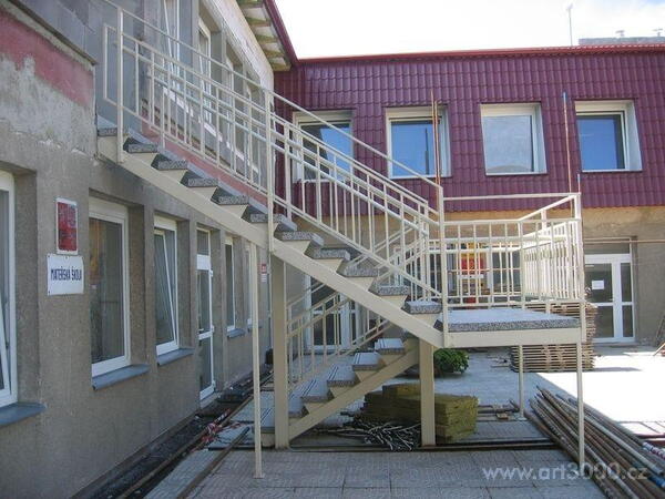 Ocelová konstrukce šaten a schodiště pro základní školu Čáslavice