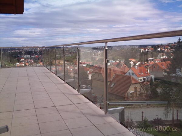 Skleněné zábradlí na balkon čiré nebo mléčné